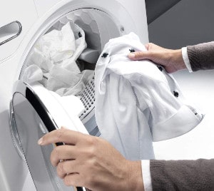 Waschtrocker trockene Hemden herausnehmen
