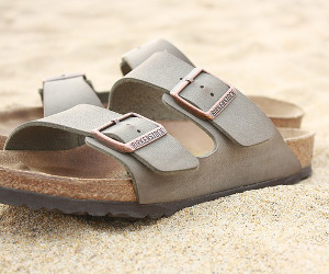 Birkenstock Sandalen auf Sand